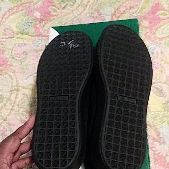 Black and Gold lifestyle tennis shoes - Picture 3 of 6